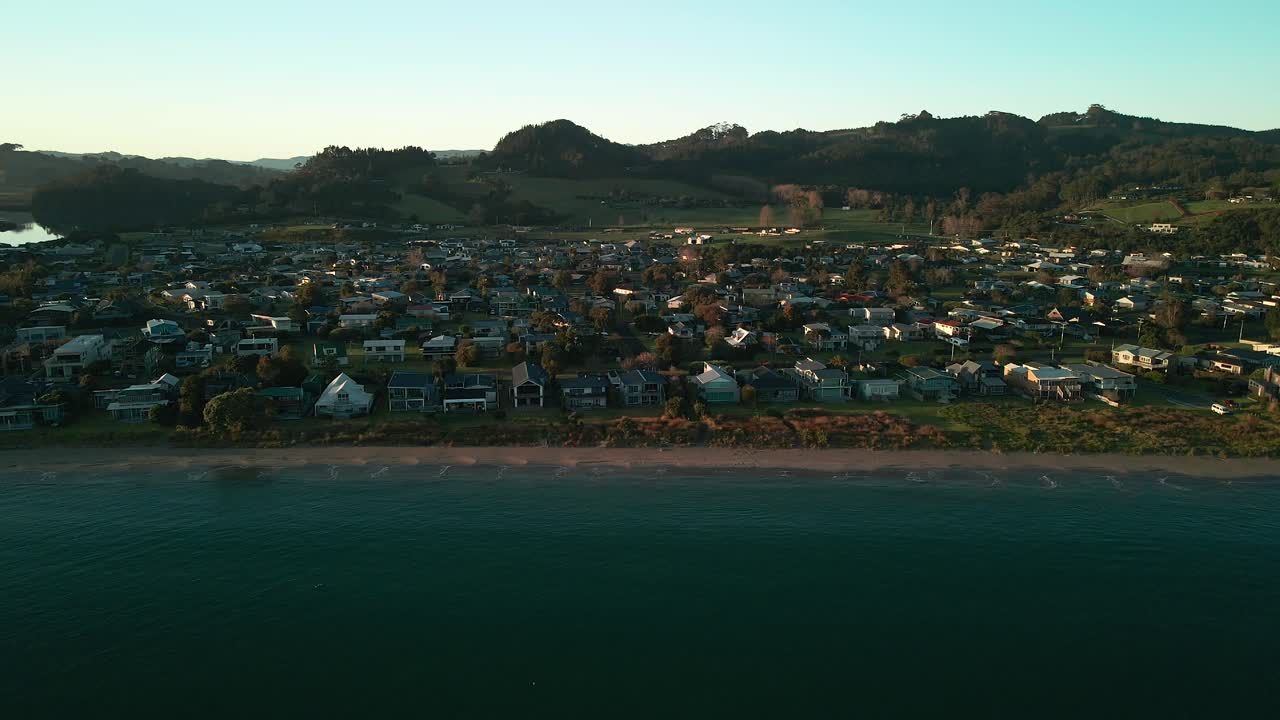 공중 관점에서 본 아름다운 쿡 해변 위로 일출