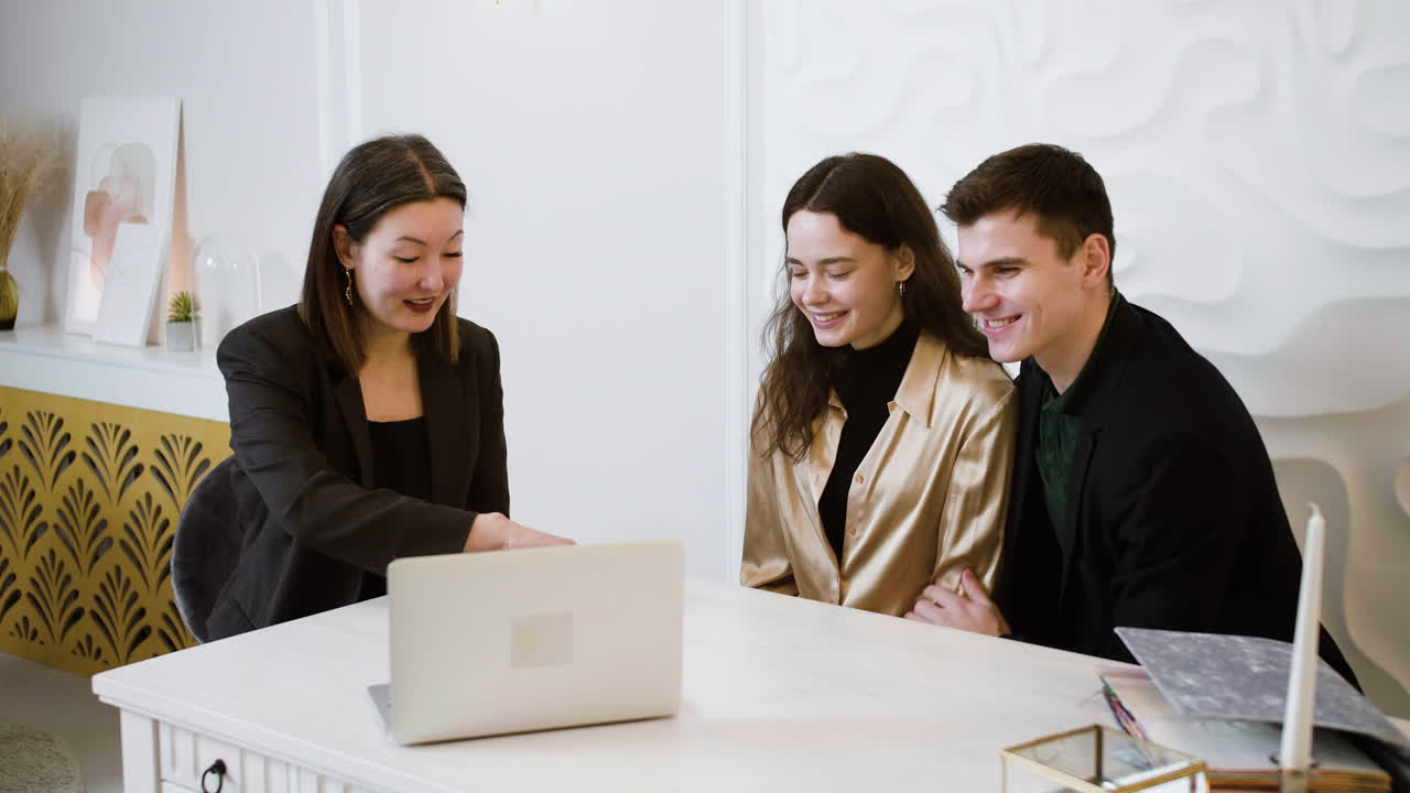 Mulher asiática no escritório.