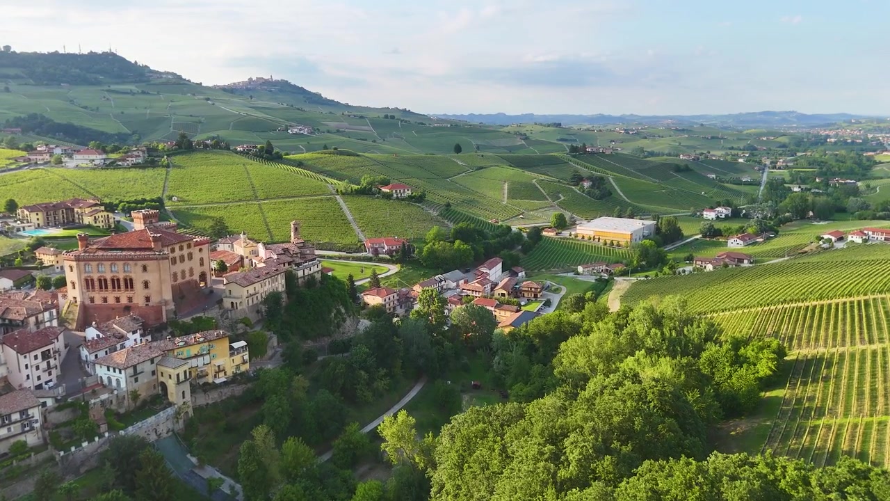 Un filmato di drone cattura le dolci colline e l'architettura storica di Barolo in Piemonte, Italia.