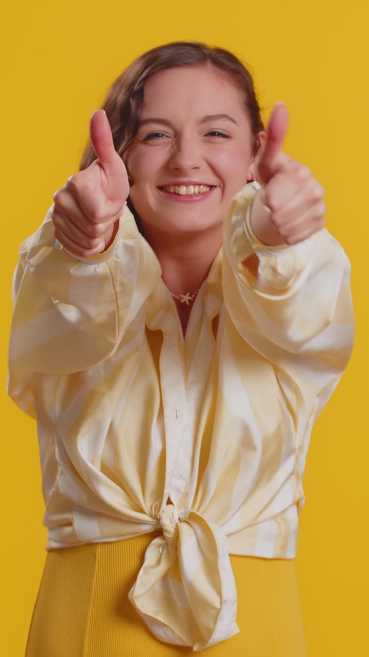 Feliz joven celebrando el éxito ganando el premio mayor de la lotería cumpleaños logro de la meta buenas noticias