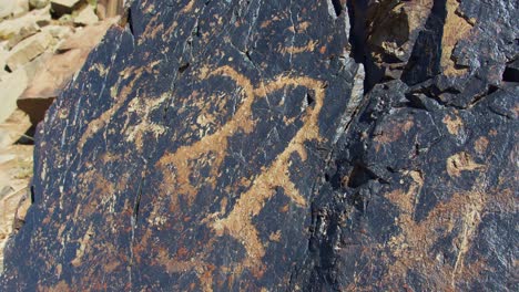 tallas antiguas neolíticas en piedra negra