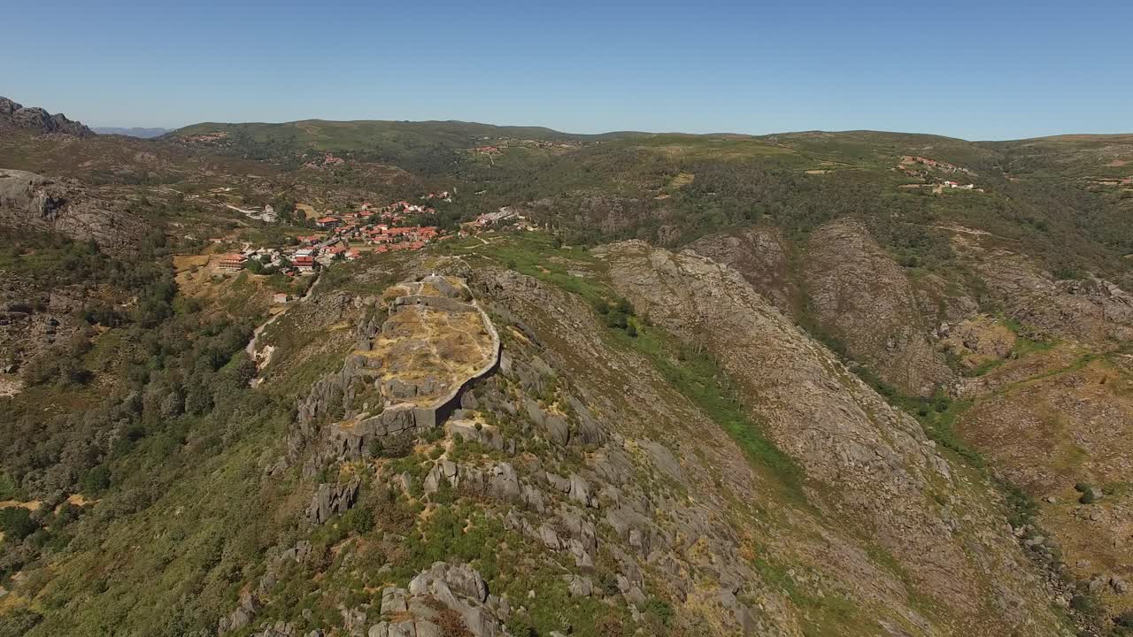 vista aérea del pueblo de castro laboreiro y el castillo medieval en la cima de la montaña en el norte de portugal cerca de españa