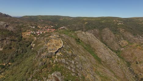 Vista-Aérea-Del-Pueblo-De-Castro-Laboreiro-Y-El-Castillo-Medieval-En-La-Cima-De-La-Montaña-En-El-Norte-De-Portugal-Cerca-De-España