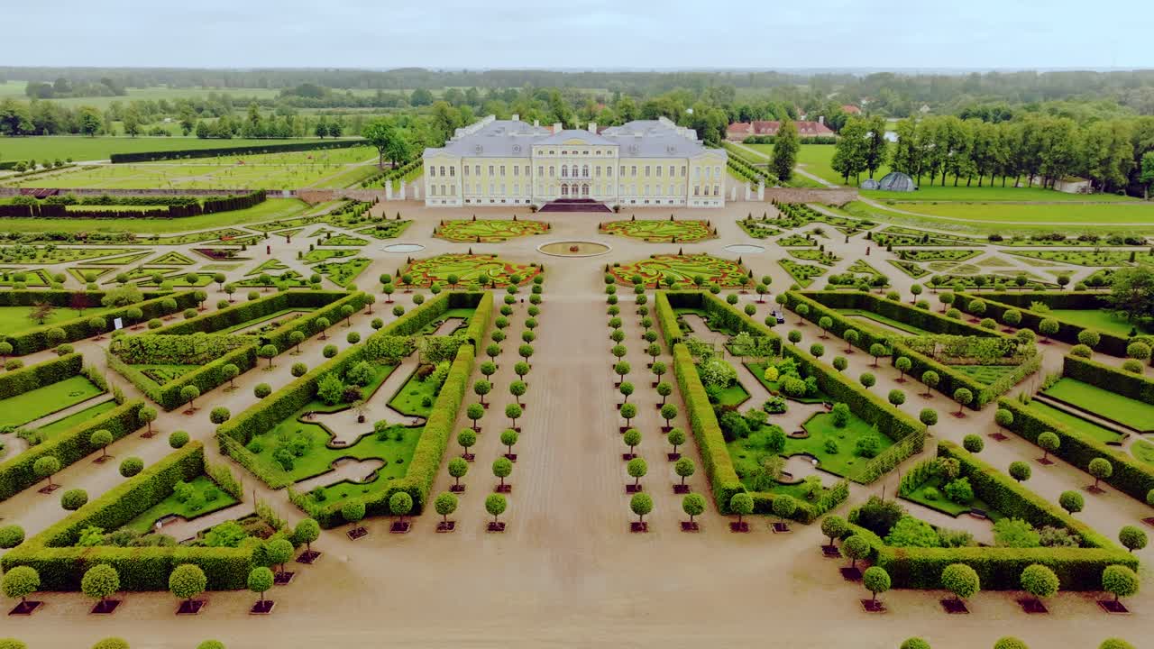 Ampia ripresa aerea con drone svela l'ornata simmetria del giardino del Palazzo di Rundāle, Lettonia.