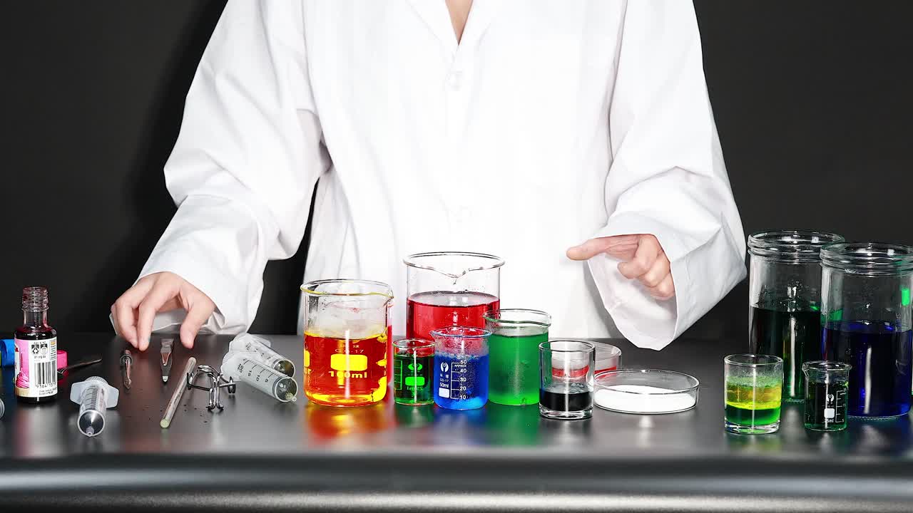 el científico lleva a cabo un experimento con líquidos de colores