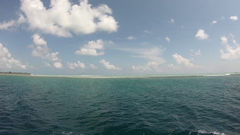 Bewegen-Im-Meer-Auf-Malediven-Blick-Vom-Schiff