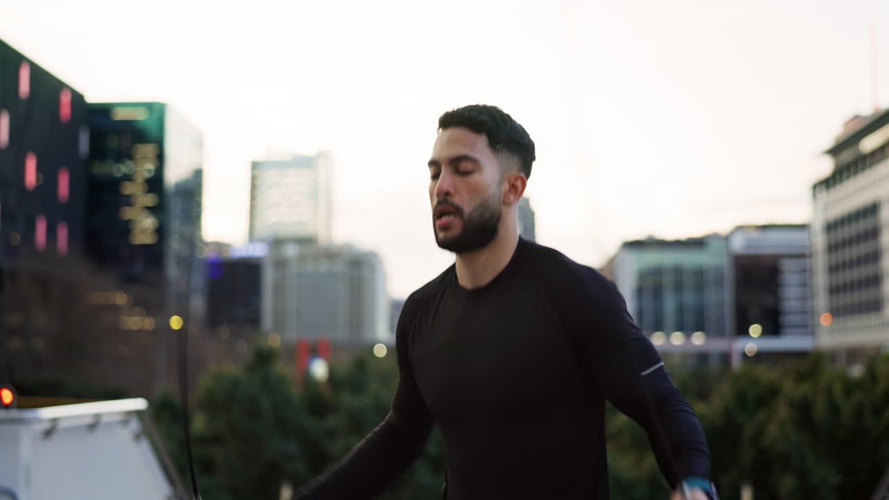 ciudad, saltar la cuerda y el entrenamiento del hombre