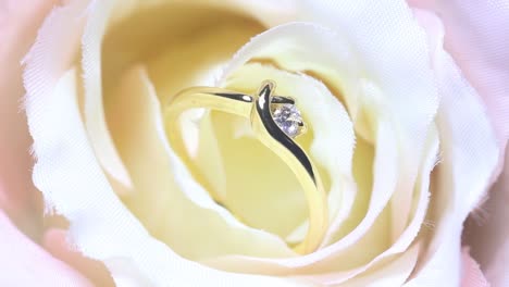 un hermoso anillo de oro de diamantes brillantes.