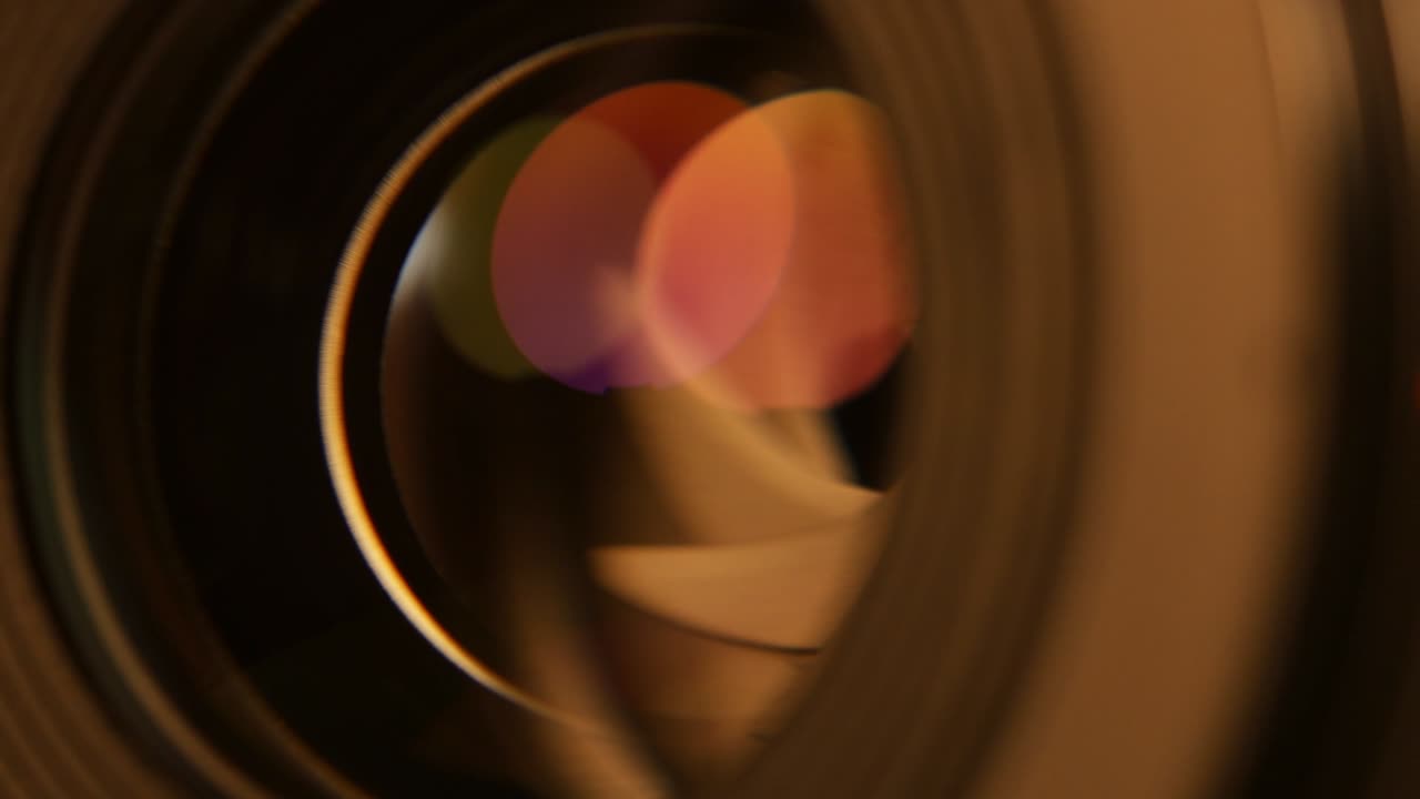 프로페셔널 카메라 렌즈의 이리스 블레이드, 회전 움직임으로 가까운 시야