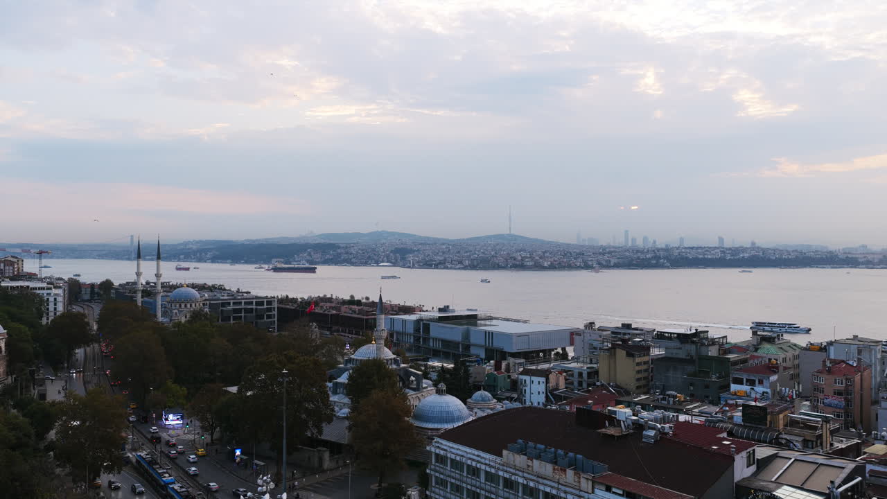 Una veduta aerea panoramica del lungomare di Istanbul con moschee, traghetti e tetti della città che si affacciano sulle calme acque del Bosforo