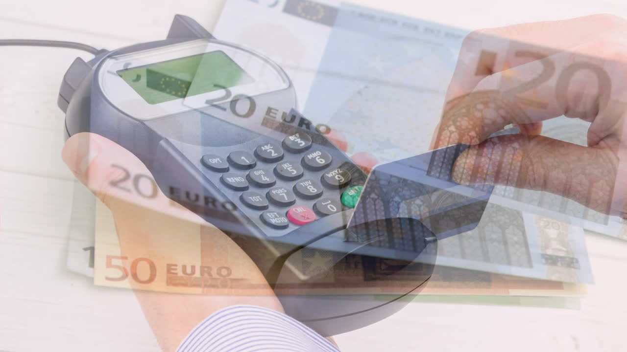 animação de notas de euro a cair sobre a mão de um homem caucasiano que detém um terminal de pagamento