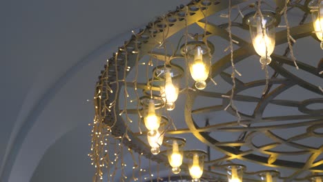 cerca de un candelabro con muchas bombillas