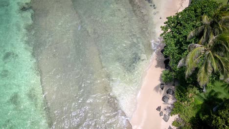 La-Playa-De-Arena-De-Piedra-De-Hawaii-Se-Convierte-En-Un-Remanso-De-Tranquilidad-Junto-Al-Resplandeciente-Mar-Turquesa.