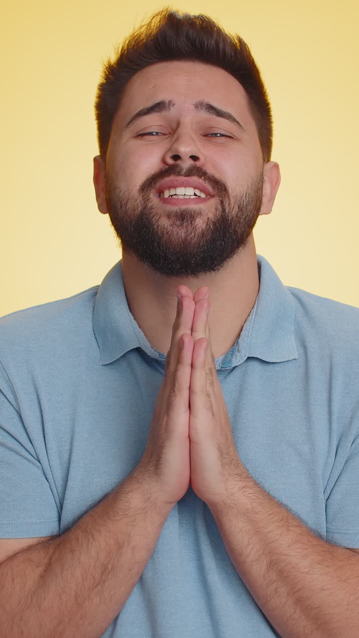 Jovem mostrando um pequeno gesto com sorriso cético mostrando sinal mínimo medindo tamanho pequeno