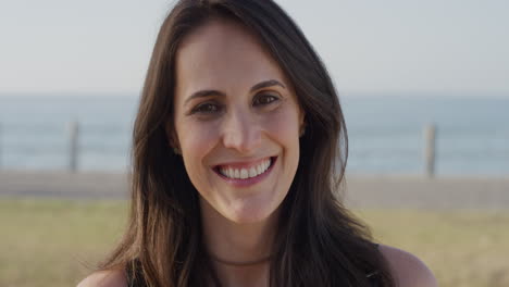 Retrato-Feliz-Mujer-Madura-Sonriendo-Disfrutando-De-Un-Cálido-Día-De-Verano-En-La-Playa-Feliz-Mujer-Independiente-En-Cámara-Lenta