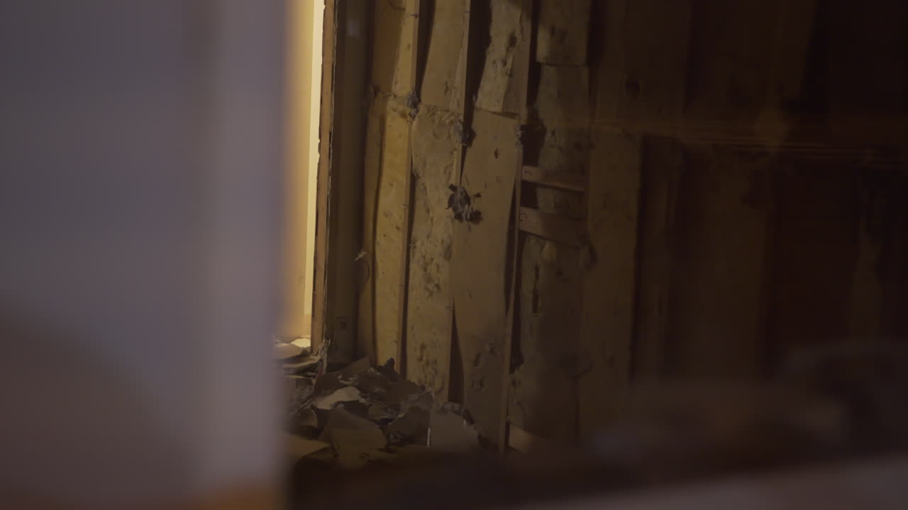 deslizándose por la basura de una ventana por la noche