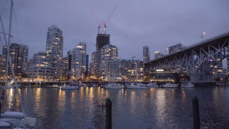 Dos-Kayakistas-Cerca-De-Yaletown-Disparan-Desde-La-Isla-De-Granville-Por-La-Noche