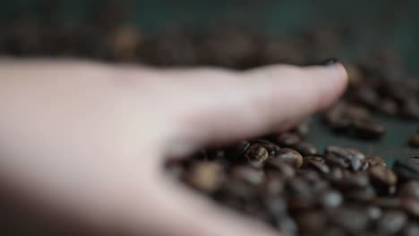 vertiendo a mano granos de café calientes y humeantes