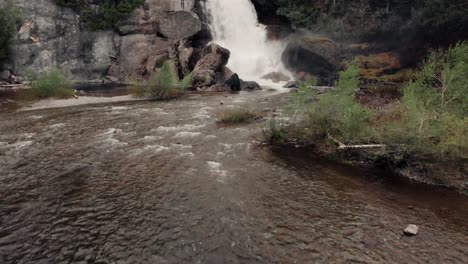 aguas poco profundas junto al río desde la prístina cascada chute neigette en rimouski, quebec, canadá