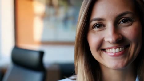 retrato de mujer sonriente en la oficina