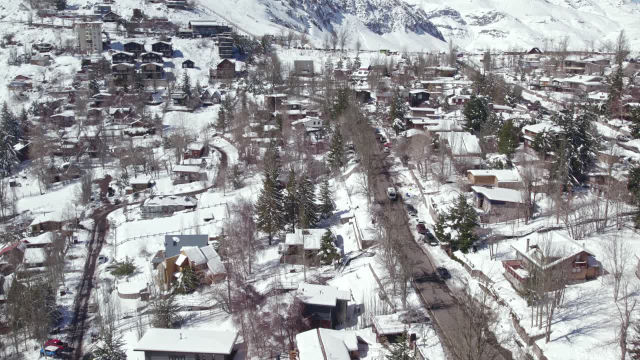 farellones, 안데스 산맥 내 눈 덮인 거리 머리 위로 공중 촬영