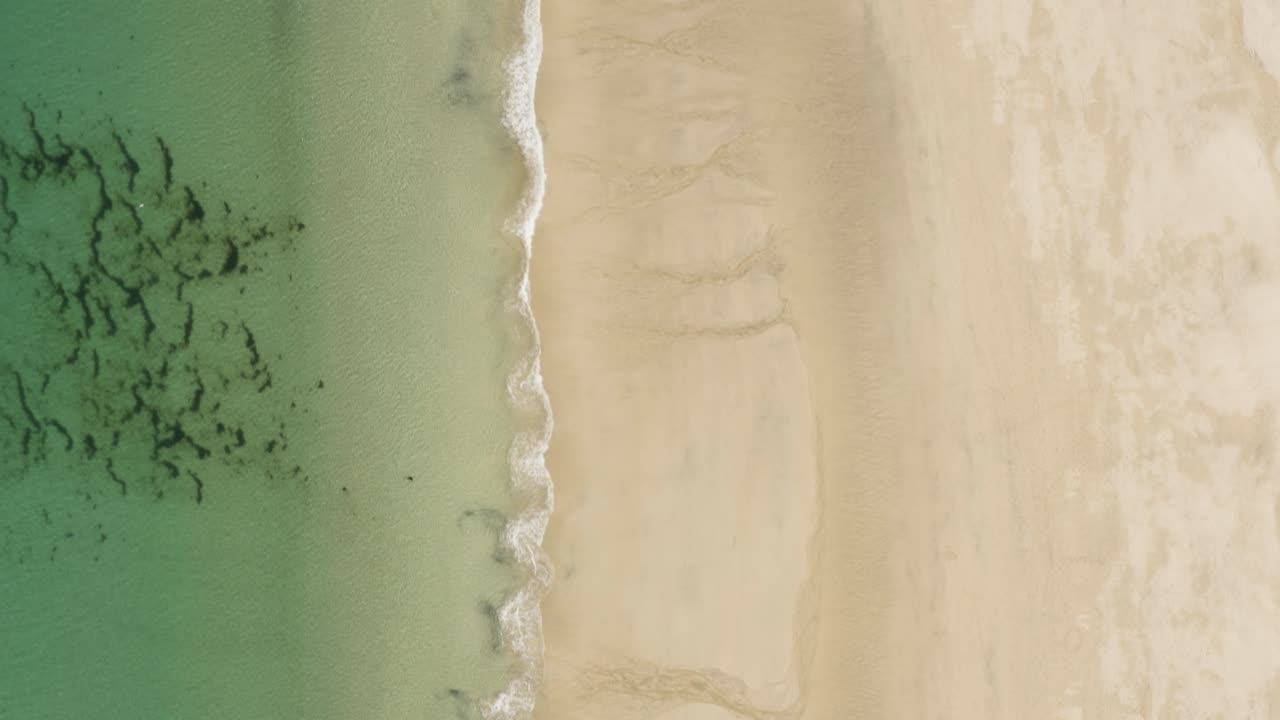 Scatto Verticale Di Un'Idilliaca Spiaggia Con Onde Rilassanti A St Ives In Cornovaglia, Inghilterra, Regno Unito