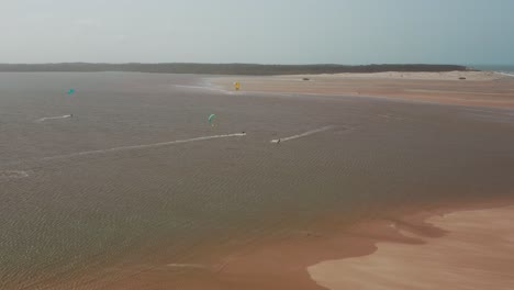 Luftaufnahme:-Kitesurfen-Im-Flussdelta-Von-Parnaiba,-Nordbrasilien