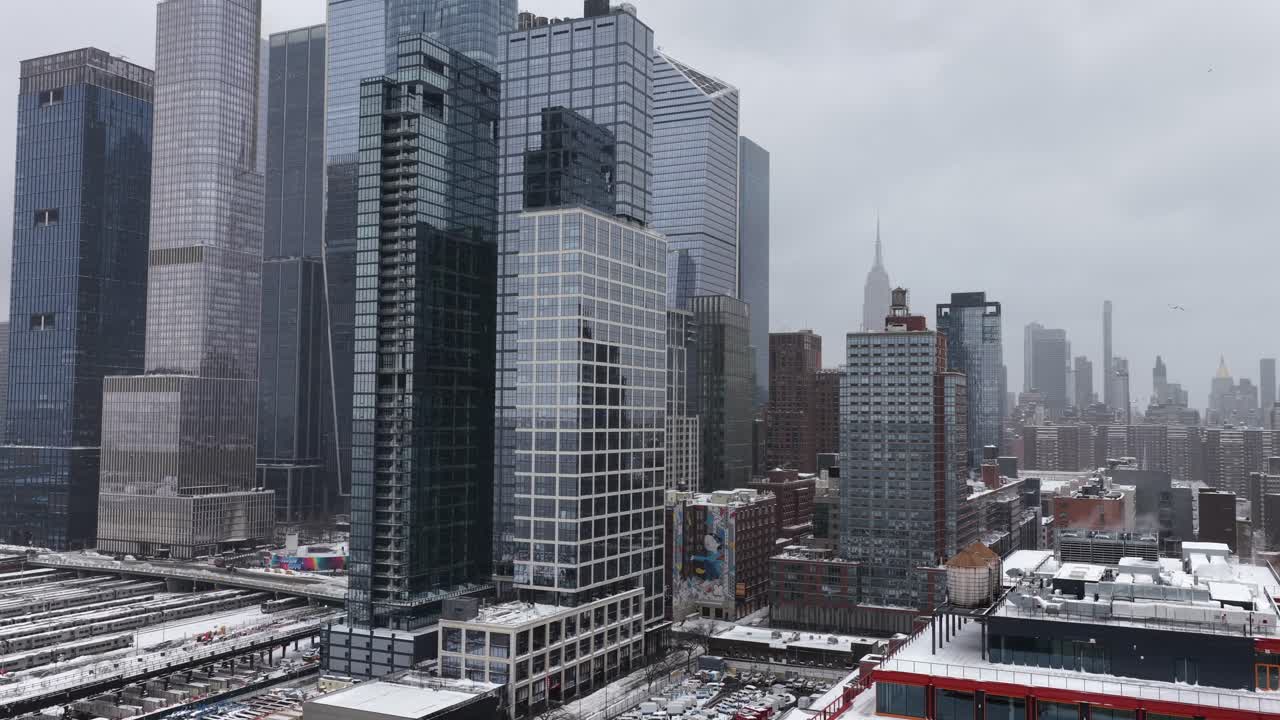 Vista aérea de inverno do horizonte de Nova York com arranha-céus de vidro reflexivos e arquitetura urbana densa sob um céu cinzento e nublado. Plano panorâmico. Dia de inverno frio e gelado nos EUA.