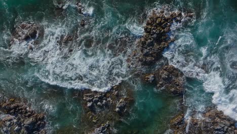 Ho&#39;okipa-Surf-Break-Olas-Rompiendo-Contra-La-Costa-Rocosa-En-Maui,-Vista-Aérea