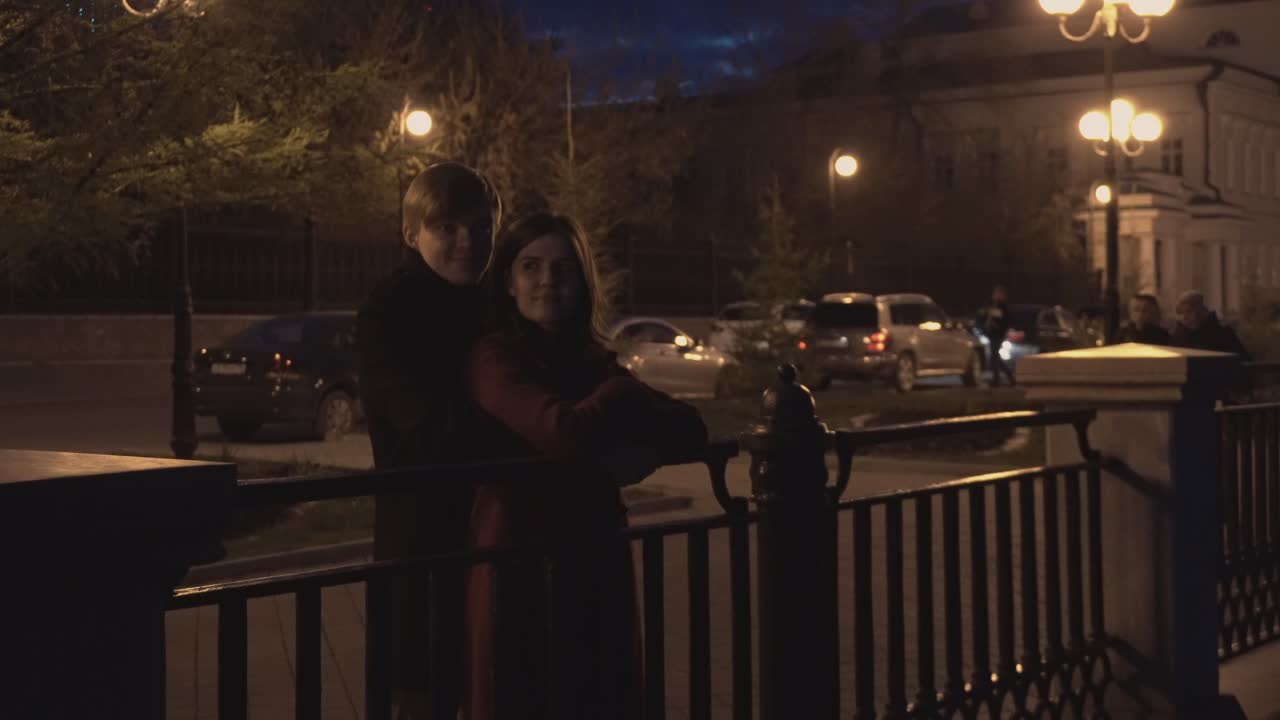 밤에 포옹하는 커플