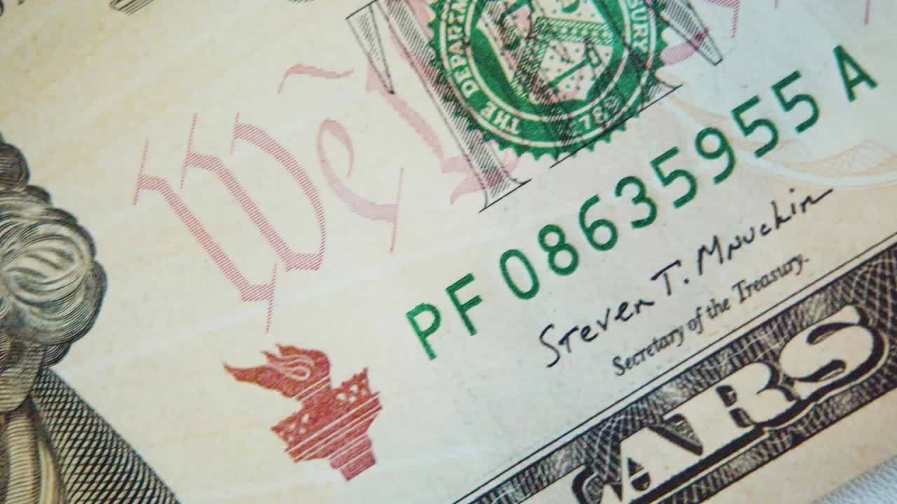 카메라가 10달러 지폐를 따라 움직입니다.