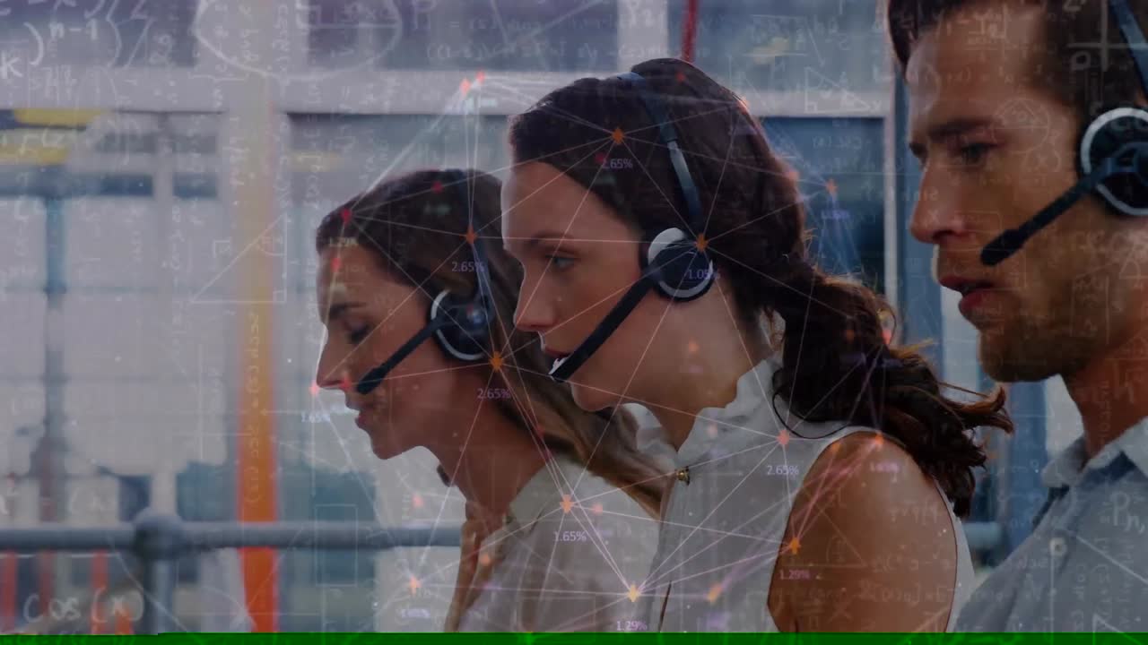 animación de redes de conexiones a través de personas de negocios que usan auriculares telefónicos