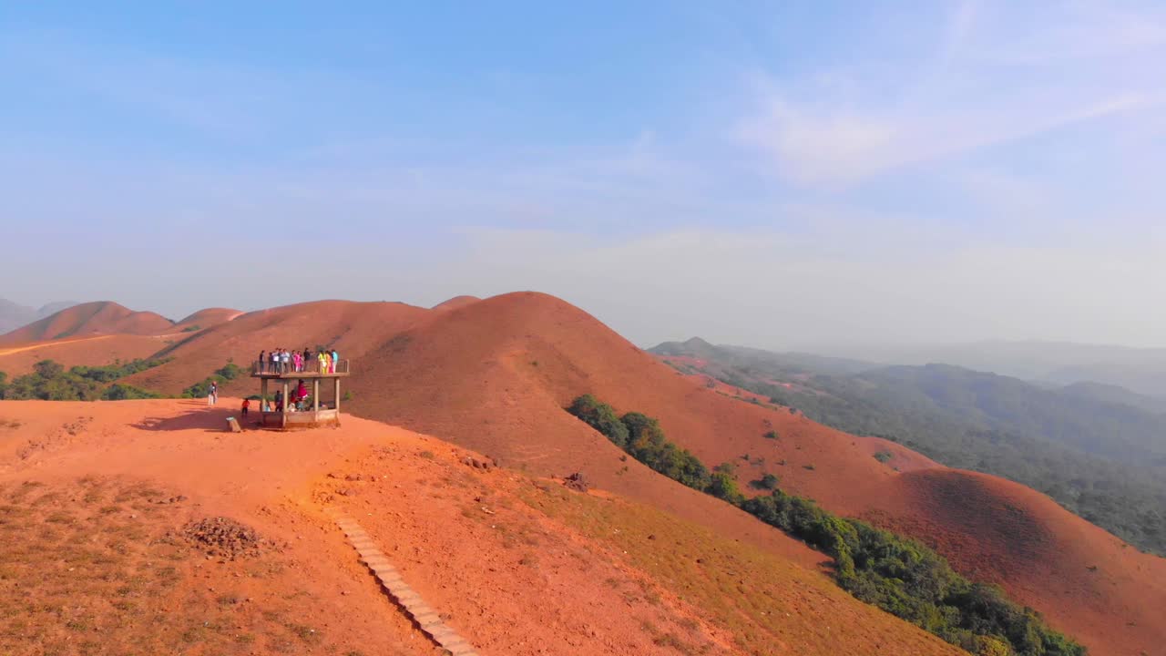 언덕 꼭대기에 있는 전망대를 지나 수평선으로 구불구불한 언덕을 드러내는 드론