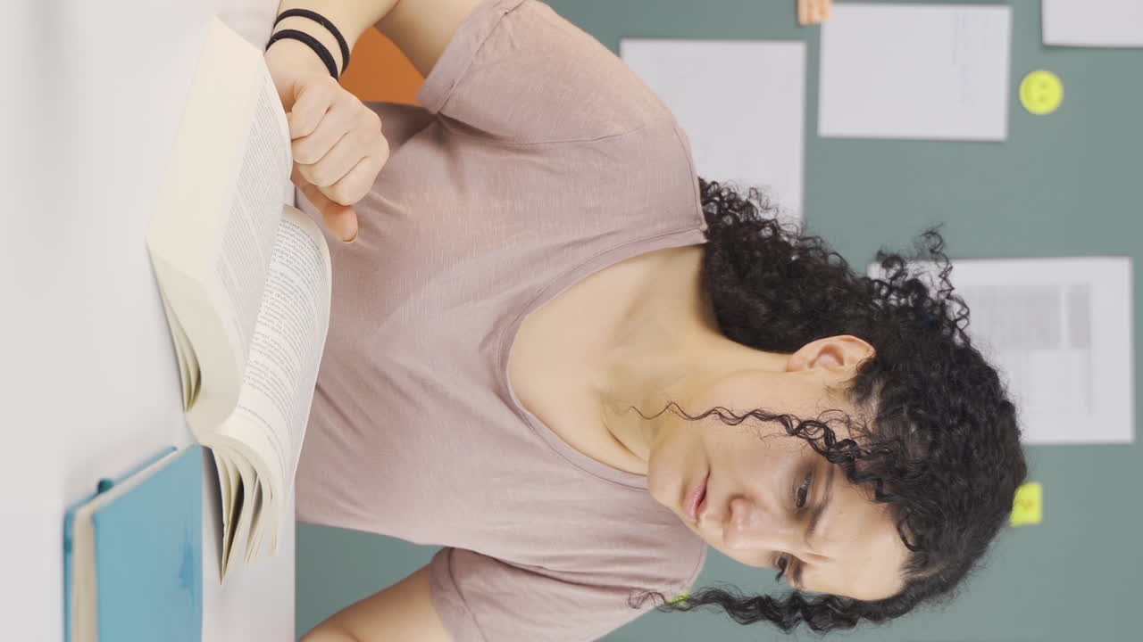 video vertical de una estudiante con ansiedad.