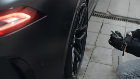detalles de automóviles en un garaje
