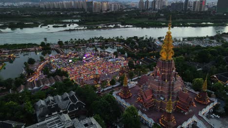 Templo-De-La-Pagoda-Dorada-En-Jinghong,-Xishuangbanna,-China---Popular-Destino-Turístico,-Aéreo