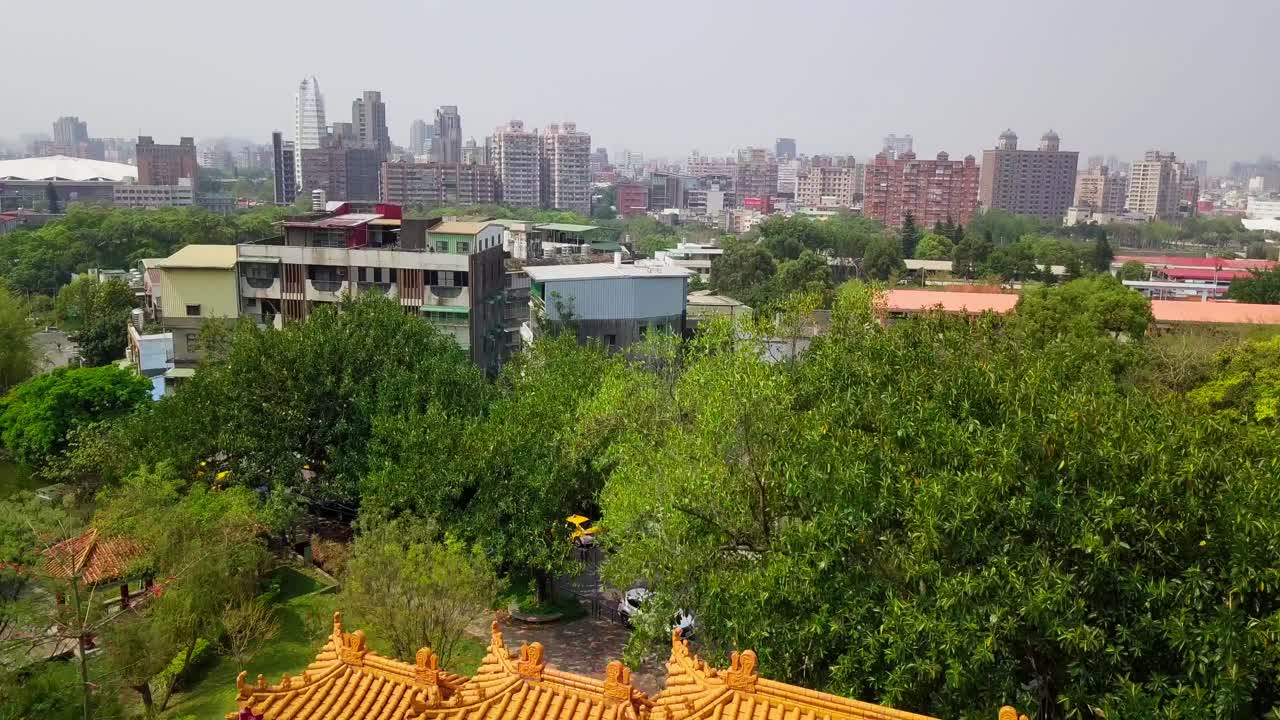 volando sobre la puerta del templo a una vista del horizonte de la ciudad de taoyuan en taiwán