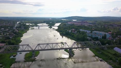 vista aérea de un río y puentes sobre un paisaje urbano