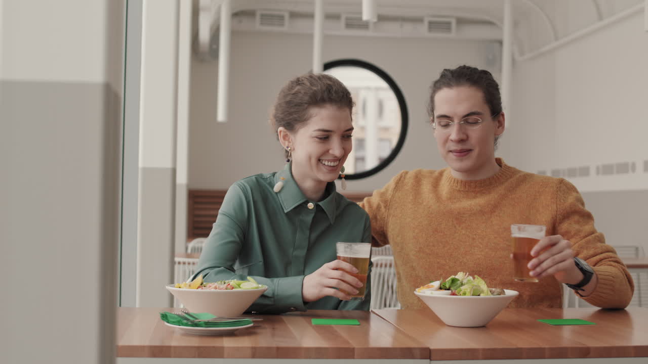 dos amigos bebiendo cerveza en un pub