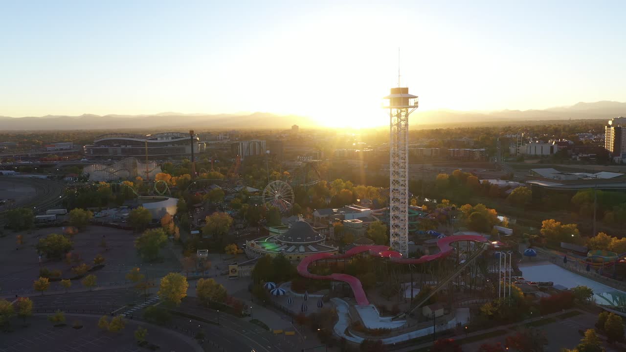 dron aéreo de panorámica lenta en el parque temático elitch gardens, denver