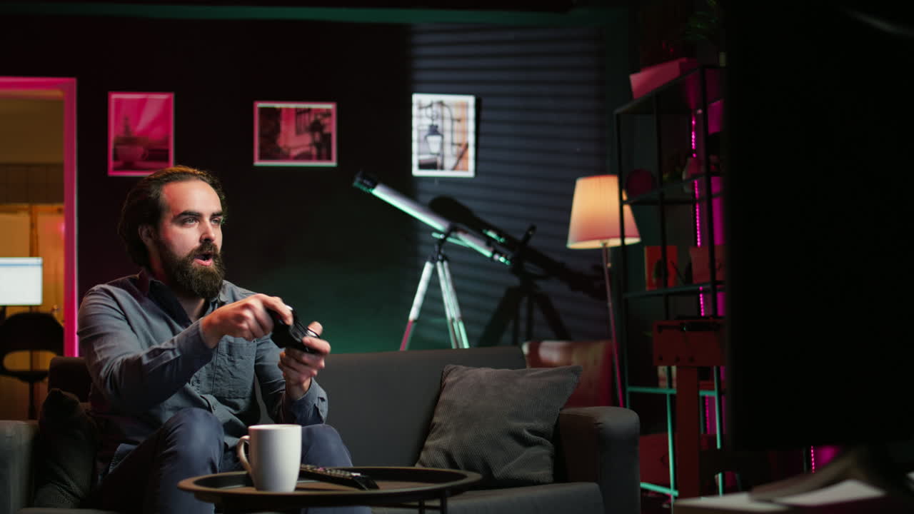 jugador sintiéndose destrozado después de perder el nivel de videojuego, gritando a la tv