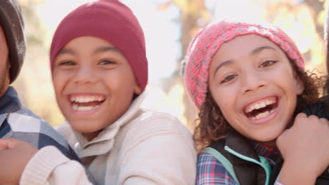 Caras-Sonrientes-De-Familias-Afroamericanas-De-Varias-Generaciones,-Pan-De-Mano