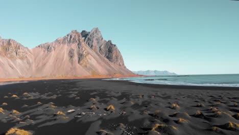 Schwarzer-Sandstrand-Von-Stokksness-Und-Zerklüfteter-Berg-Vestrahorn,-Island