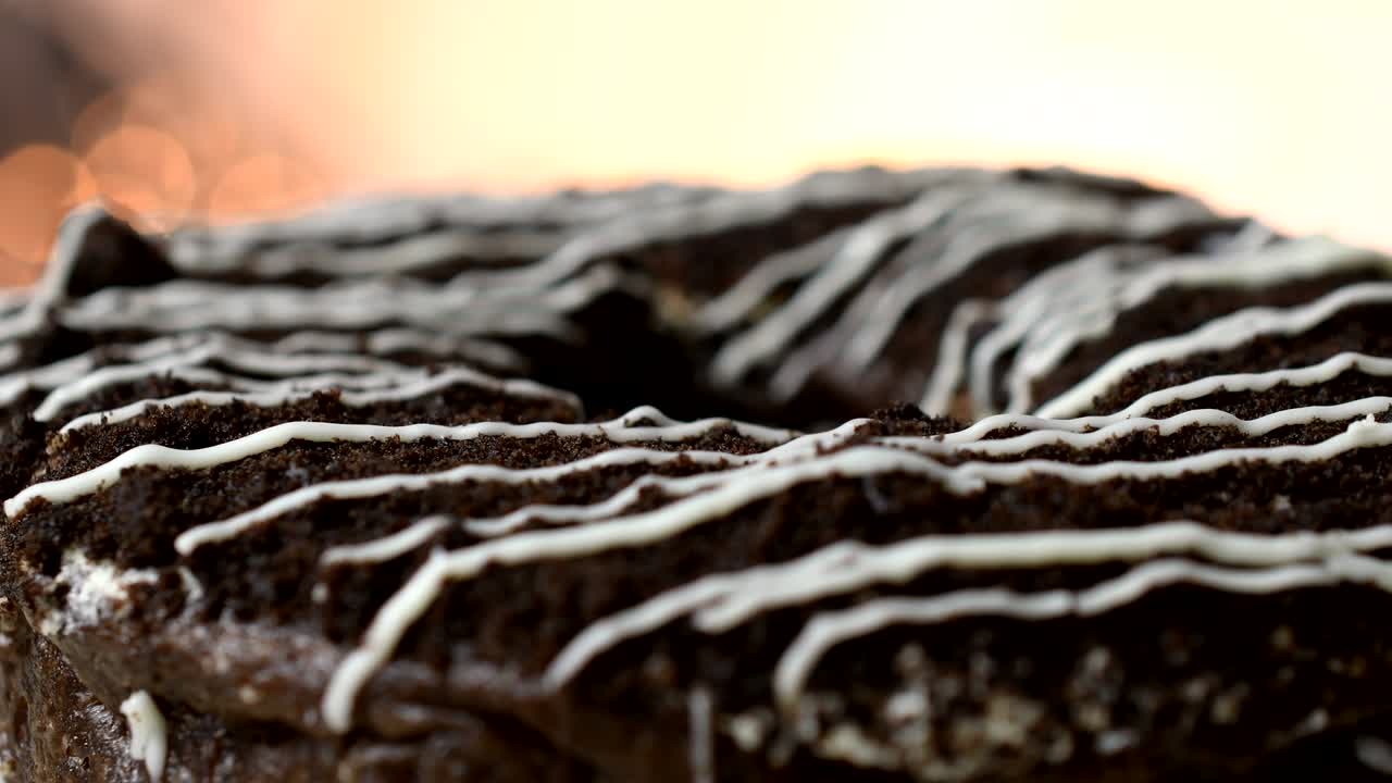 chocolate crujiente rosquilla girando. delicioso dulce de cacao rosca girando