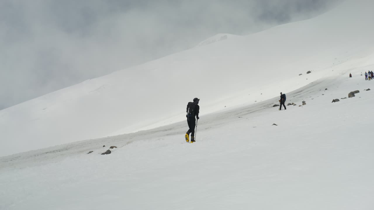 눈 인 산 에서 산책 하는 사람 들