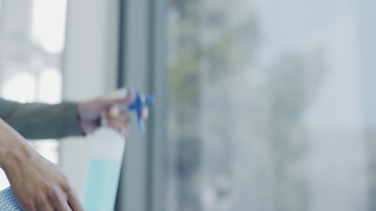 사람, 스프레이 및 창문 청소 천