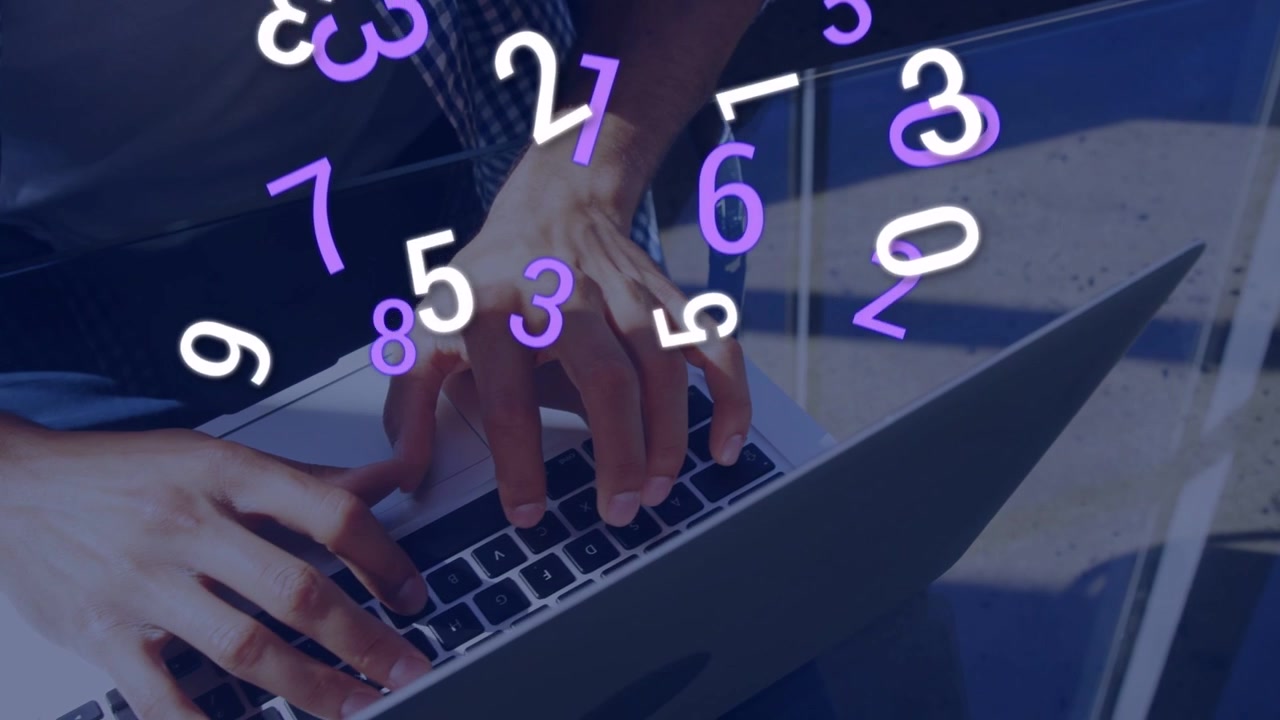 Chiffres violets apparaissant, deux mains tapant sur un ordinateur portable, se regroupant et dérivant tout en visualisant des données