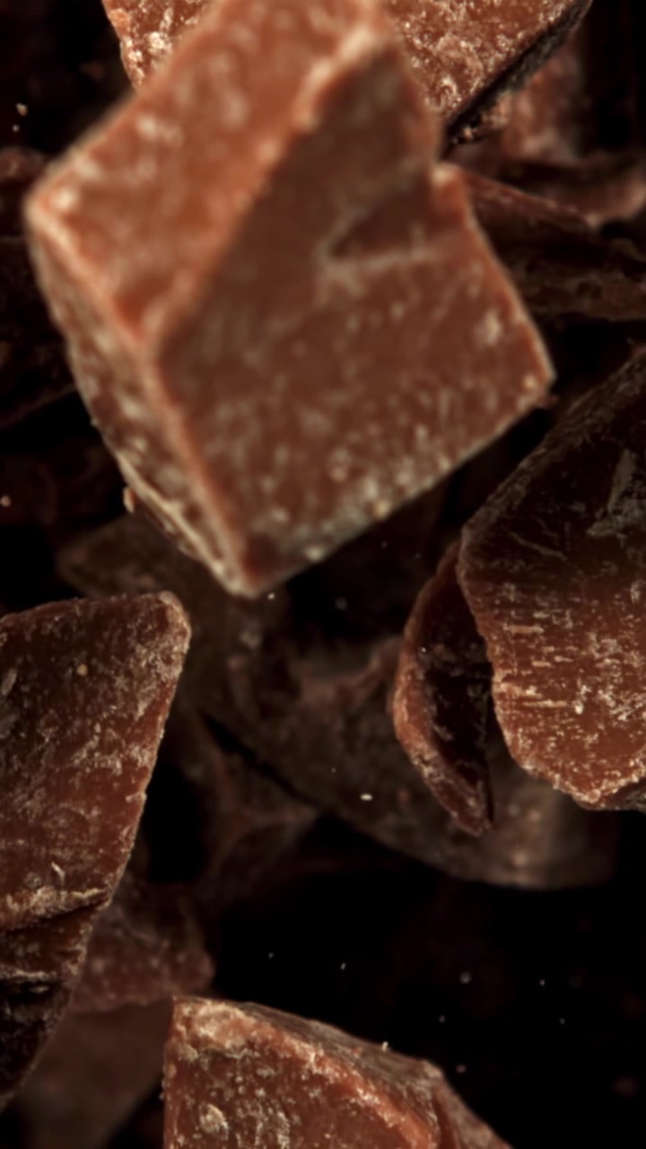 Ripresa macro al rallentatore di pezzi di cioccolato che cadono