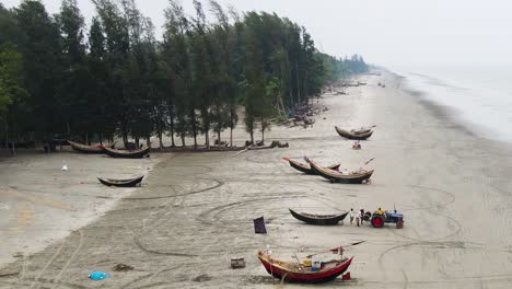 Playa-De-Kaukata-En-Bangladesh-Con-Muchos-Barcos-De-Pesca-Tradicionales