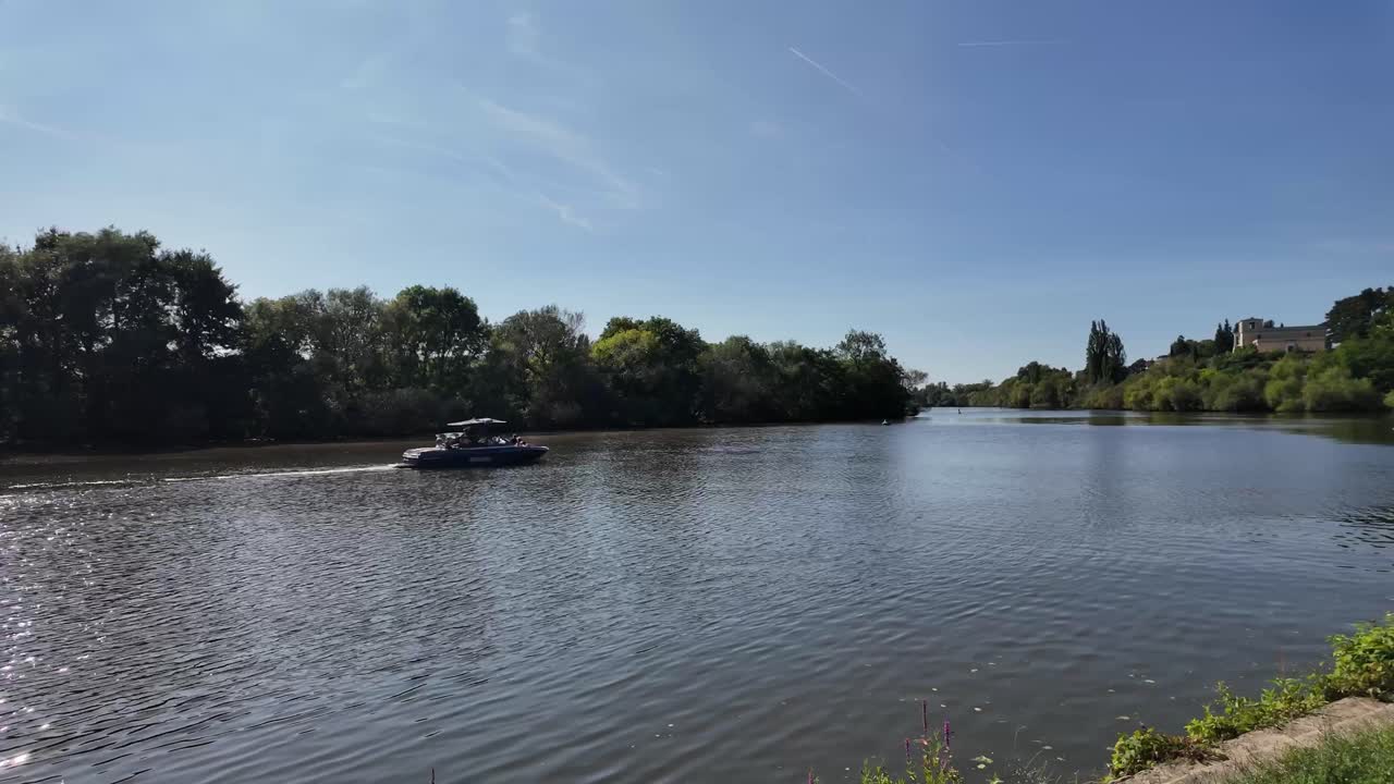 barco fluvial deslizándose lentamente en el río principal, el agua brilla, las verdes orillas del río en aschaffenburg, alemania